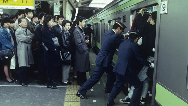 Pousseur dans le métro japonais 