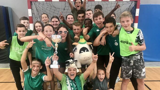 Les 5D célèbrent leur victoire en handball. 